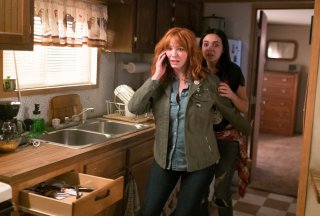 The Strangers - Prey at Night: Christina Hendricks e Bailee Madison in una scena del film