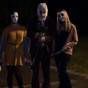 The Strangers - Prey at Night: Damian Maffei, Emma Bellomy e Anna Shaffer in una scena del film