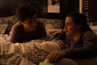 Tuo, Simon: Nick Robinson e Katherine Langford in una scena del film