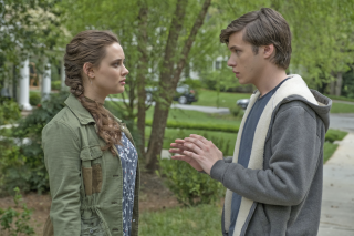 Tuo, Simon: Nick Robinson e Katherine Langford in un momento del film