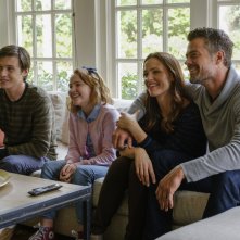 Tuo, Simon: Nick Robinson, Talitha Bateman, Jennifer Garner e Josh Duhamel in una scena del film