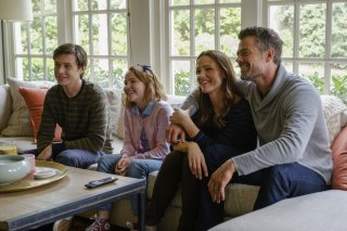Tuo, Simon: Nick Robinson, Talitha Bateman, Jennifer Garner e Josh Duhamel in una scena del film