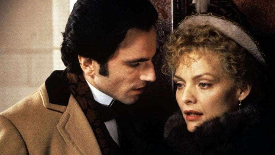 L'età dell'innocenza: Michelle Pfeiffer e Daniel Day-Lewis in una scena del film