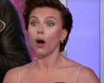 Scarlett Johannson racconta l'incidente sexy in aereo: 'Non l'ho fatto apposta!'