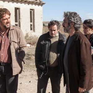 Everybody Knows: Ricardo Darín, Eduard Fernández, Penelope Cruz e Javier Bardem in una scena del film