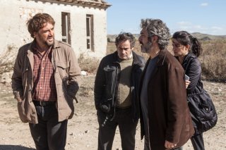 Everybody Knows: Ricardo Darín, Eduard Fernández, Penelope Cruz e Javier Bardem in una scena del film