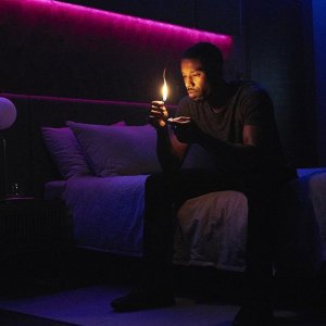 Fahrenheit 451: Michael B. Jordan in una scena del film