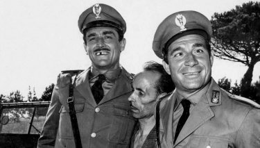 Vittorio Gassman e Ugo Tognazzi in una scena de I mostri