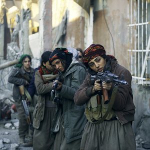 Girls of the Sun: Golshifteh Farahani in una scena del film