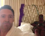 Deadpool: l'epico 'photobomb' di Wade Wilson nel messaggio di auguri di Hugh Jackman