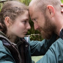 Leave No Trace: Thomasin McKenzie e Ben Foster in un momento del film