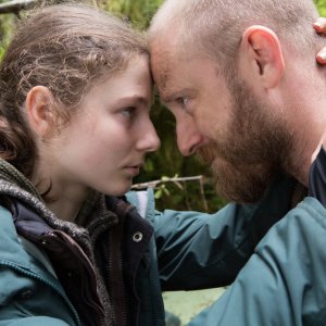 Leave No Trace: Thomasin McKenzie e Ben Foster in un momento del film