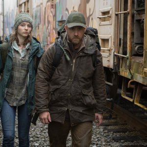 Leave No Trace: Thomasin McKenzie e Ben Foster in un'immagine del film