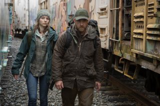 Leave No Trace: Thomasin McKenzie e Ben Foster in un'immagine del film