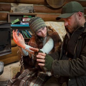 Leave No Trace: Thomasin McKenzie e Ben Foster in un'immagine tratta dal film