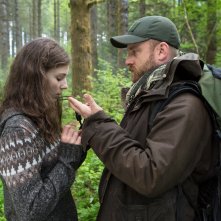 Leave No Trace: Thomasin McKenzie e Ben Foster in una scena del film