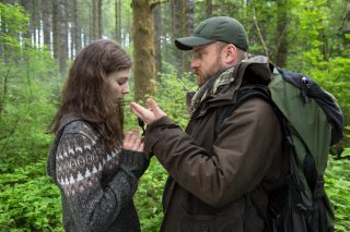 Leave No Trace: Thomasin McKenzie e Ben Foster in una scena del film