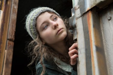 Leave No Trace: Thomasin McKenzie in una scena del film