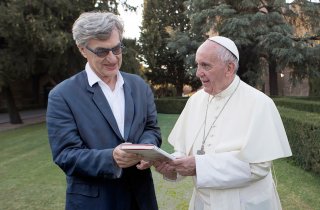 Pope Francis: A Man of His Word, Papa Francesco e Wim Wenders in un'immagine del documentario