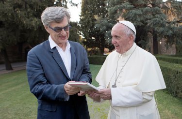 Pope Francis: A Man of His Word, Papa Francesco e Wim Wenders in un'immagine del documentario