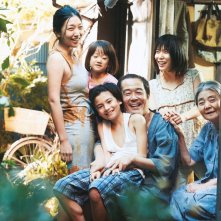 Shoplifters: una scena di gruppo del film