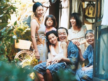 Shoplifters: una scena di gruppo del film