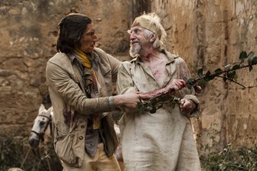 The Man Who Killed Don Quixote: Jonathan Pryce e Adam Driver in una scena del film
