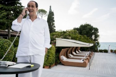 Toni Servillo al telefono in una scena di Loro 2