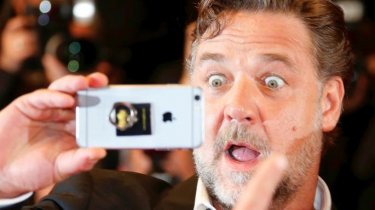 Russell Crowe si fa un selfie