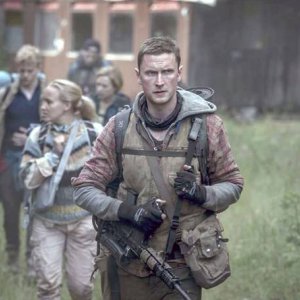 The Rain: Mikkel Boe Følsgaard e il resto del cast in una scena