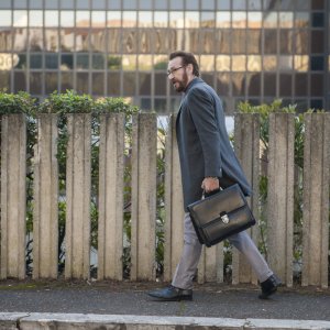 Rimetti a noi i nostri debiti: Marco Giallini in una scena del film