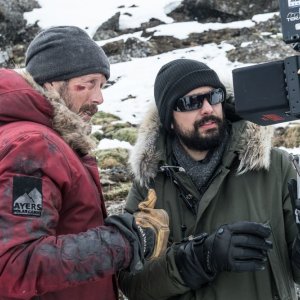 Arctic: Mads Mikkelsen con il regista Joe Penna sul set del film