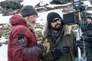 Arctic: Mads Mikkelsen con il regista Joe Penna sul set del film