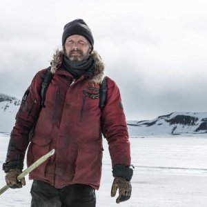 Arctic: Mads Mikkelsen in una scena del film