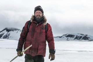 Arctic: Mads Mikkelsen in una scena del film