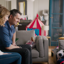 Famiglia allargata: Arnaud Ducret e Louise Bourgoin in una scena del film