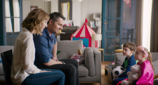 Famiglia allargata: Arnaud Ducret e Louise Bourgoin in una scena del film