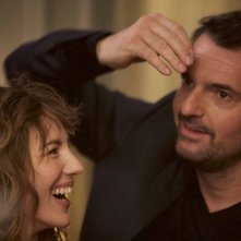 Famiglia allargata: Arnaud Ducret e Louise Bourgoin in un momento del film