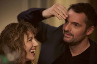 Famiglia allargata: Arnaud Ducret e Louise Bourgoin in un momento del film