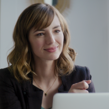 Famiglia allargata: Louise Bourgoin in una scena del film