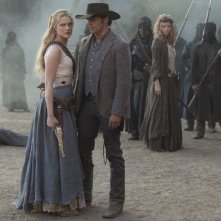 Westworld: Evan Rachel Wood e James Marsden in una scena dell'episodio Virtù e Fortuna