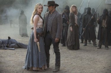 Westworld: Evan Rachel Wood e James Marsden in una scena dell'episodio Virtù e Fortuna