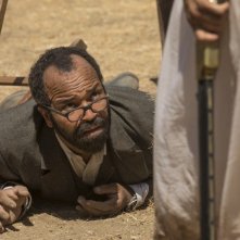 Westworld: Jeffrey Wright in una scena dell'episodio Virtù e Fortuna