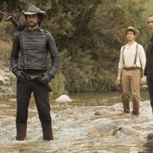 Westworld: Thandie Newton e Rodrigo Santoro in una scena dell'episodio Virtù e Fortuna