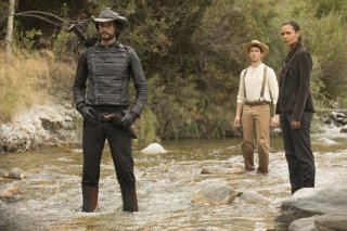 Westworld: Thandie Newton e Rodrigo Santoro in una scena dell'episodio Virtù e Fortuna