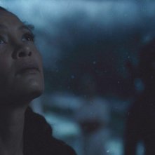 Westworld: Thandie Newton in una scena dell'episodio Virtù e Fortuna