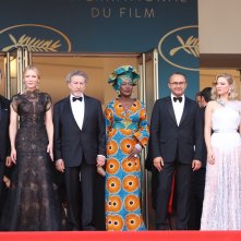 Cannes 2018: uno scatto della giuria sul red carpet di apertura