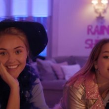 Penny on M.A.R.S.: Olivia-Mai Barrett e Shannon Gaskin in un'immagine del teen drama