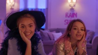 Penny on M.A.R.S.: Olivia-Mai Barrett e Shannon Gaskin in un'immagine del teen drama