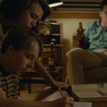 Wildlife: Carey Mulligan, Ed Oxenbould e Jake Gyllenhaal in una scena del film